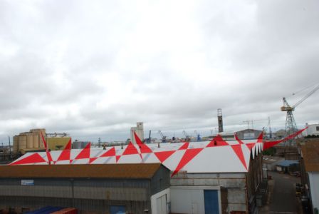 Felice Varini dans le port de Saint-Nazaire, “Suites de triangles”