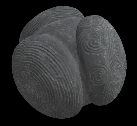 Carved stone ball décorée, proche Elgin, avr. 2020 Carved stone ball décorée, proche Elgin